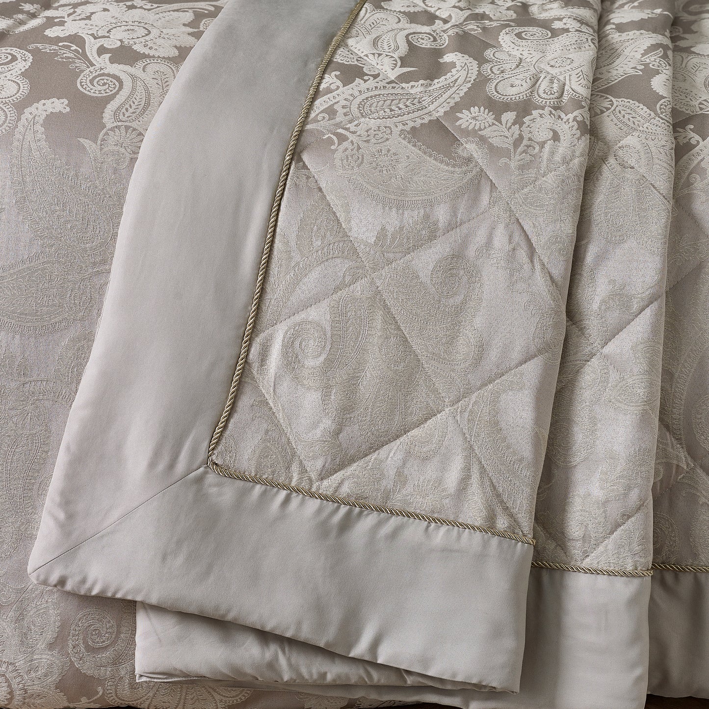 Opulent Jacquard Bedspread in Champagne Gold by Catherine Lansfield