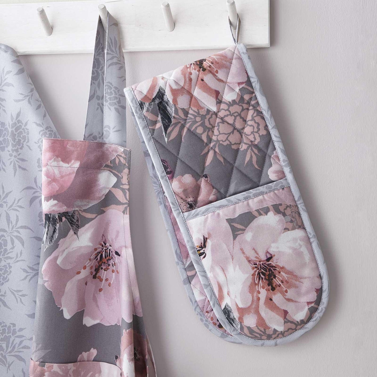 Dramatic Floral Double Oven Gloves