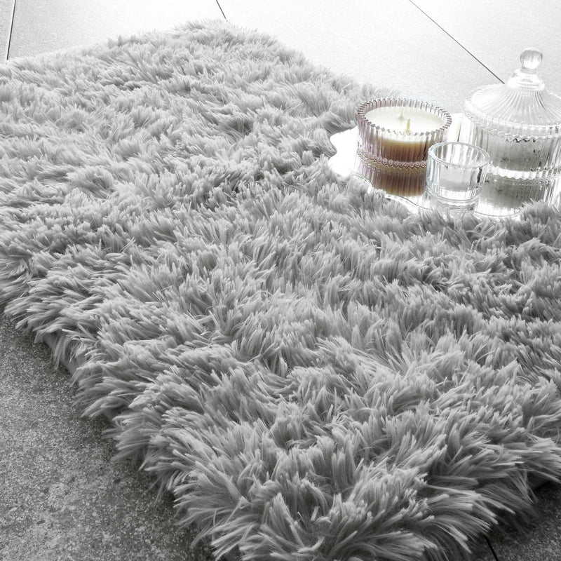 Catherine Lansfield Cuddly Super Soft Fluffy Bath Mat in Silver