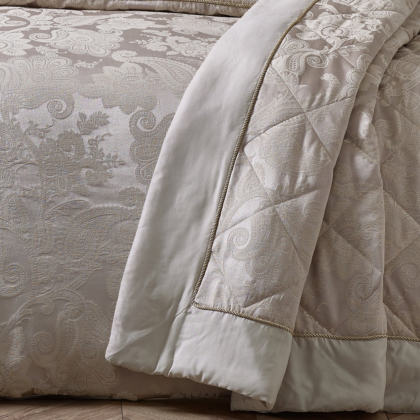 Opulent Jacquard Bedspread in Champagne Gold by Catherine Lansfield