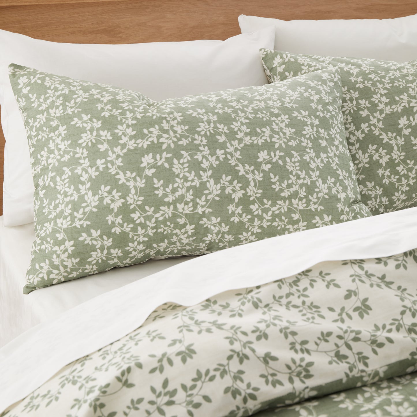 Shadow Leaves 200 Thread Count Cotton Reversible Duvet Cover Set in Green by Bianca