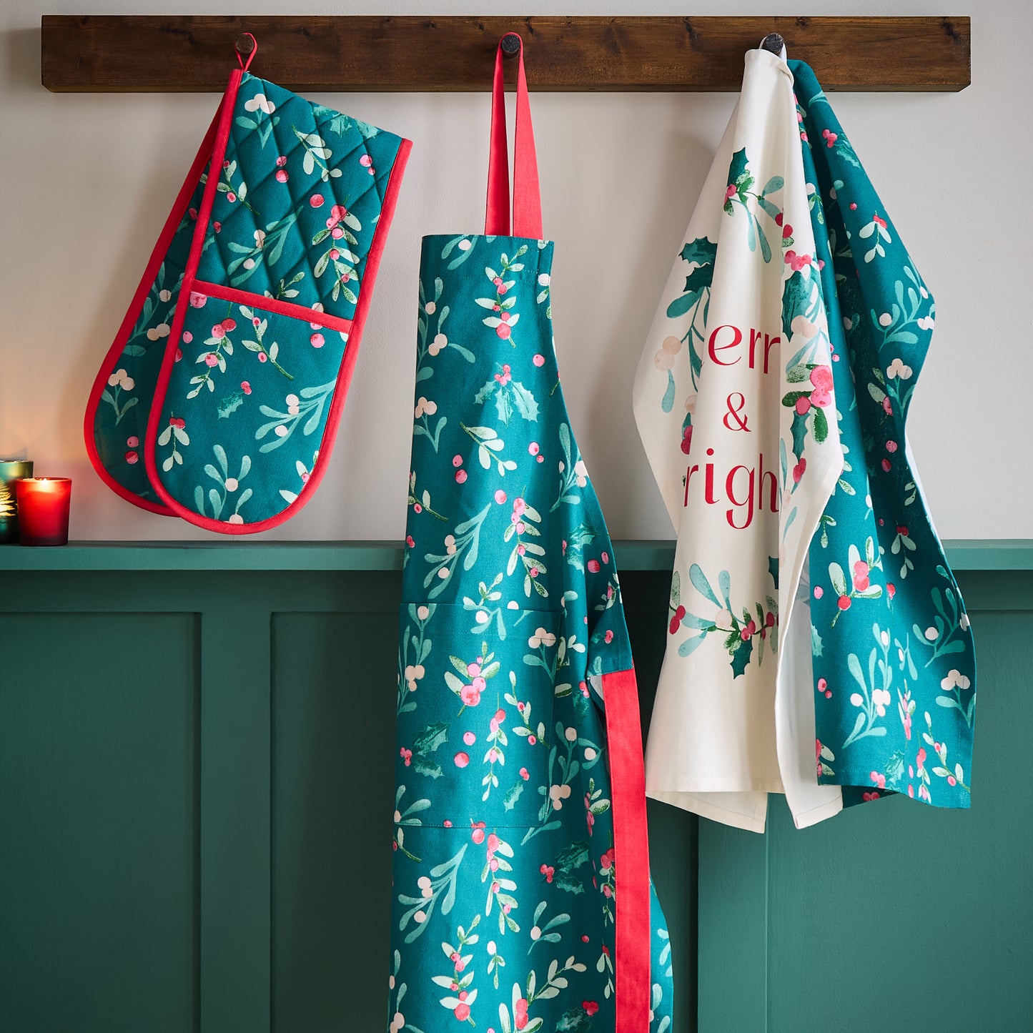 Christmas Holly and Mistletoe Cotton Kitchen Double Oven Glove Green by Catherine Lansfield