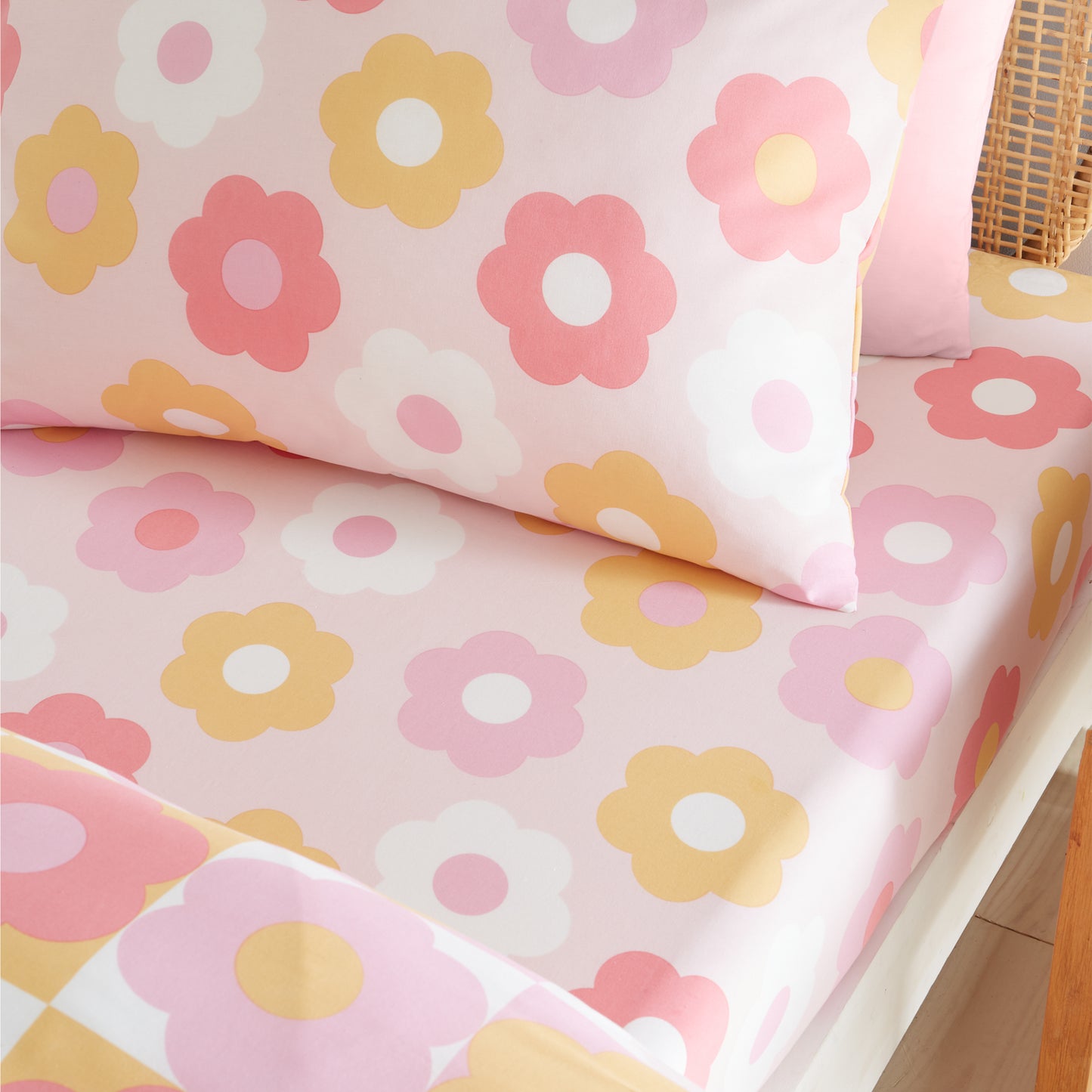 Retro Daisy Fitted Sheet Pink by Catherine Lansfield