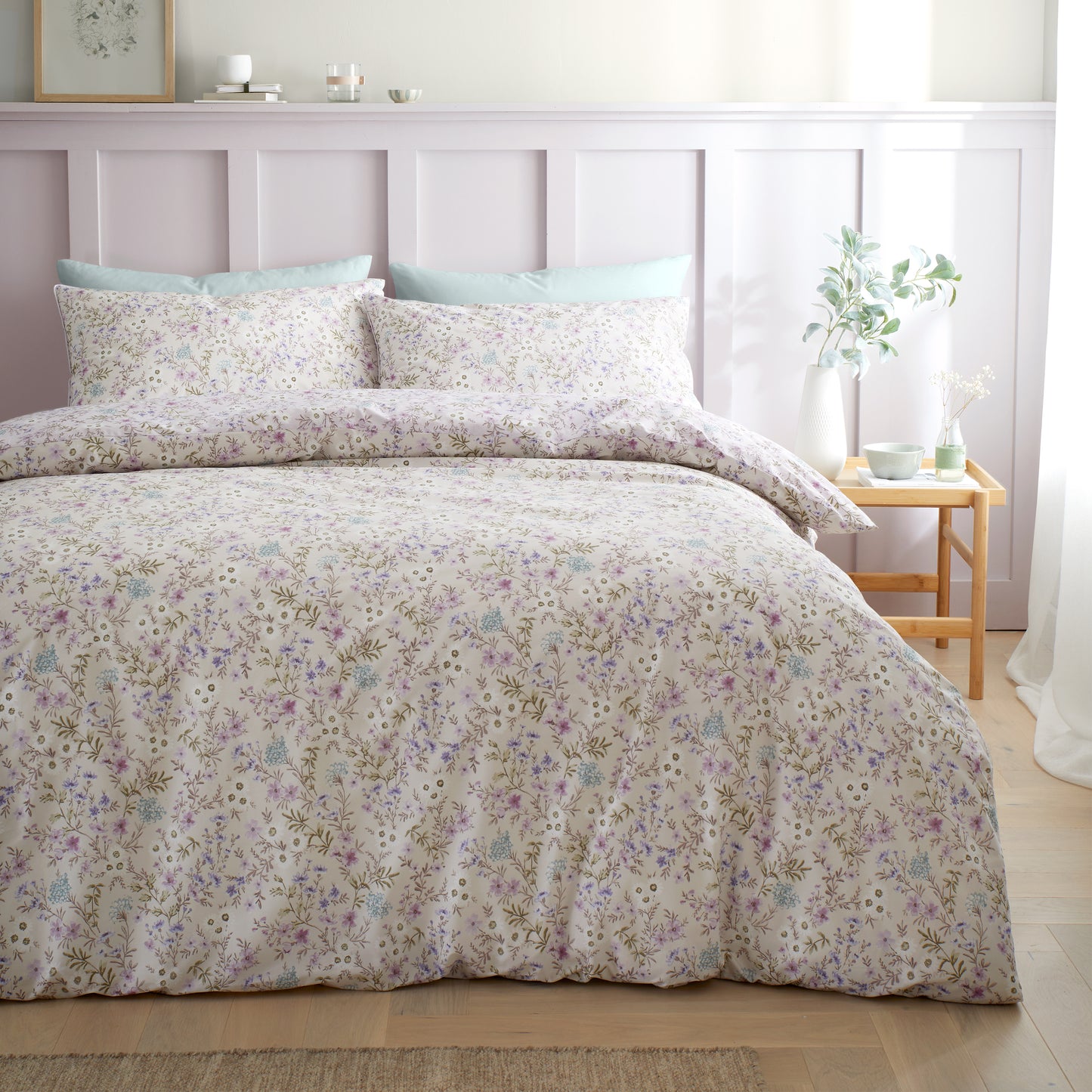 Ditsy Floral 200 Thread Count Cotton Reversible Duvet Cover Set in Lilac by Bianca