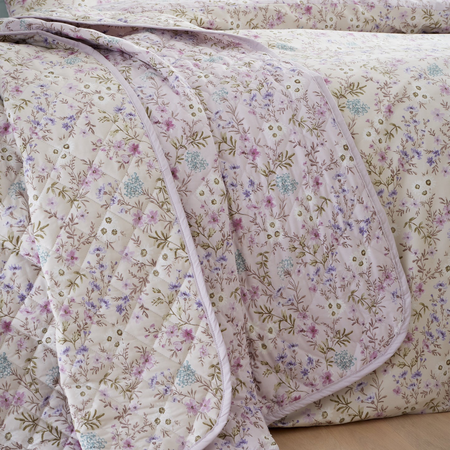 Ditsy Floral 200 Thread Count Cotton Reversible Bedspread in Lilac by Bianca