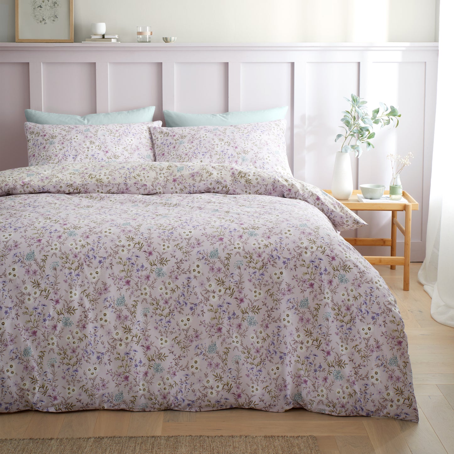 Ditsy Floral 200 Thread Count Cotton Reversible Duvet Cover Set in Lilac by Bianca