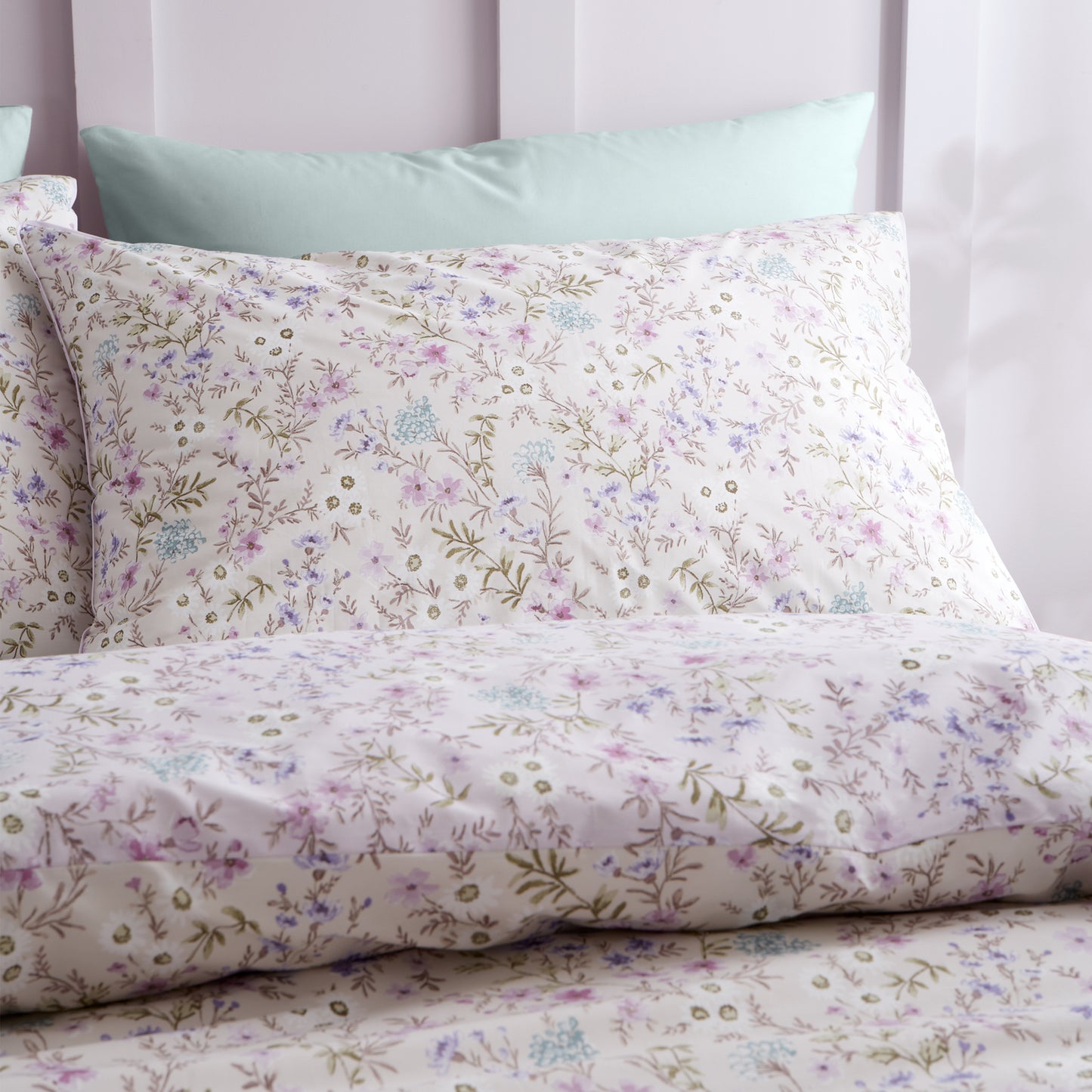 Ditsy Floral 200 Thread Count Cotton Reversible Duvet Cover Set in Lilac by Bianca