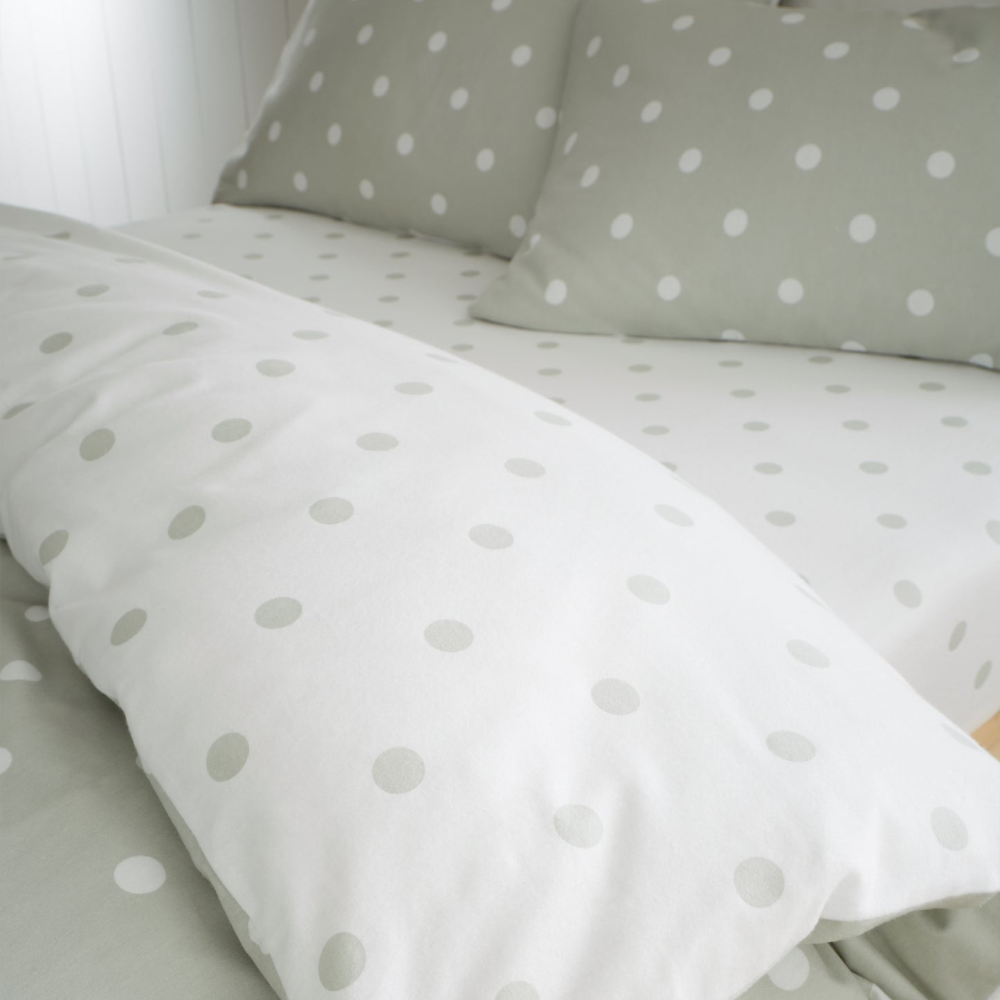 Brushed Polka Dot CottonFitted Sheet in Green by Catherine Lansfield