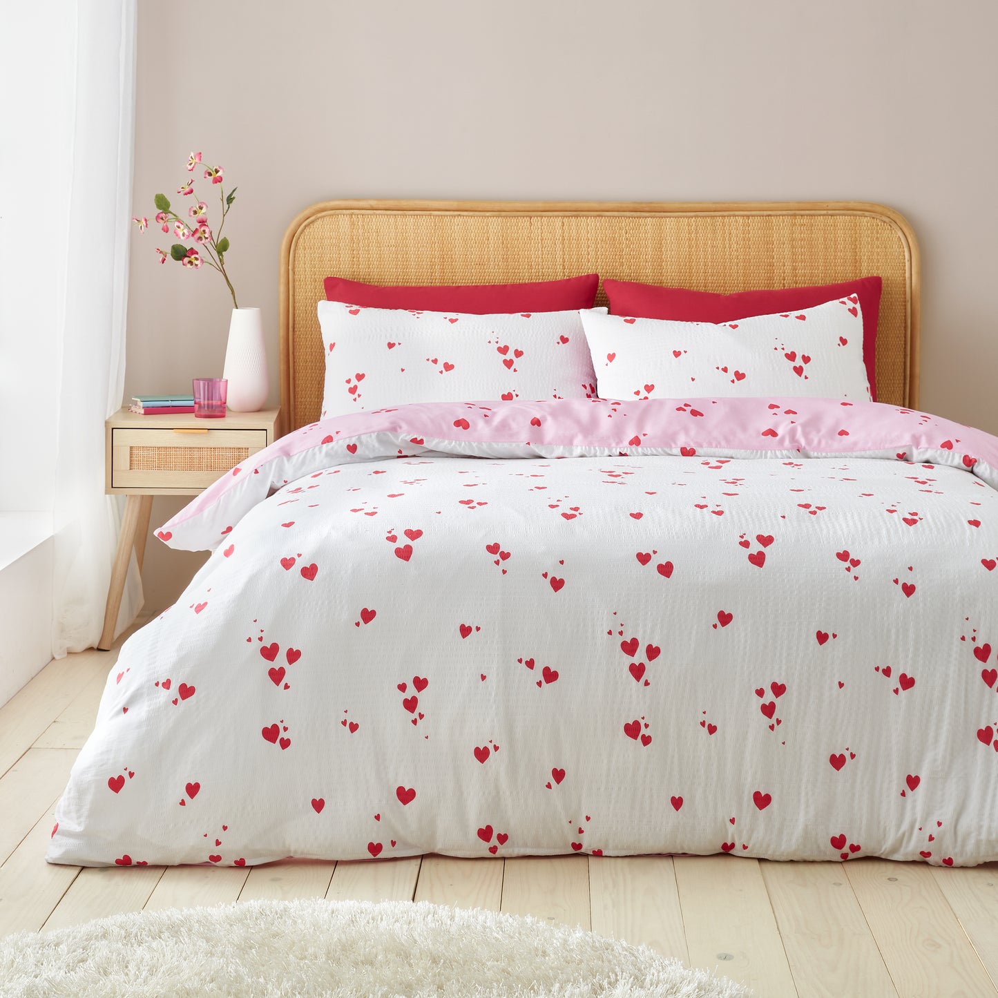 Seersucker Heart Duvet Cover Set in White / Red by Catherine Lansfield