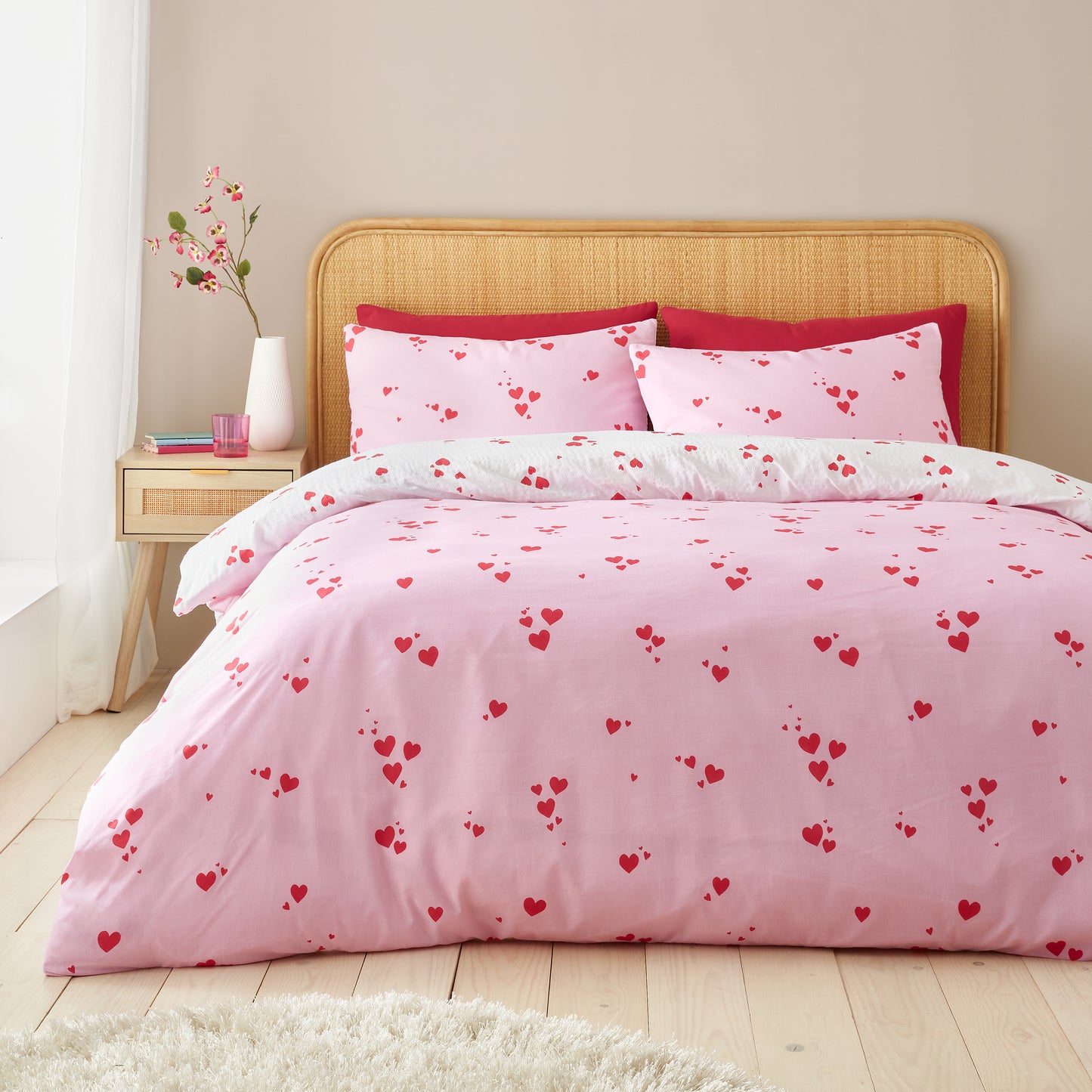 Seersucker Heart Duvet Cover Set in White / Red by Catherine Lansfield