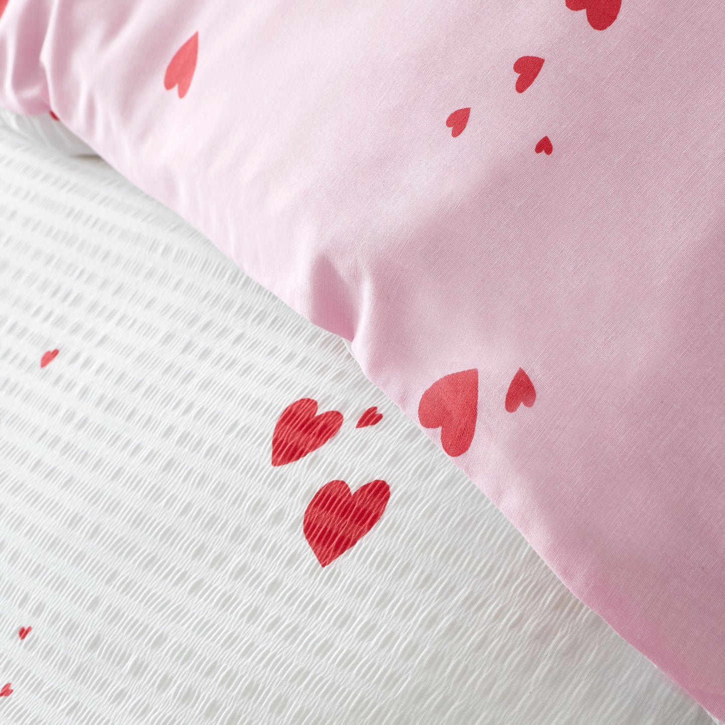 Seersucker Heart Duvet Cover Set in White / Red by Catherine Lansfield