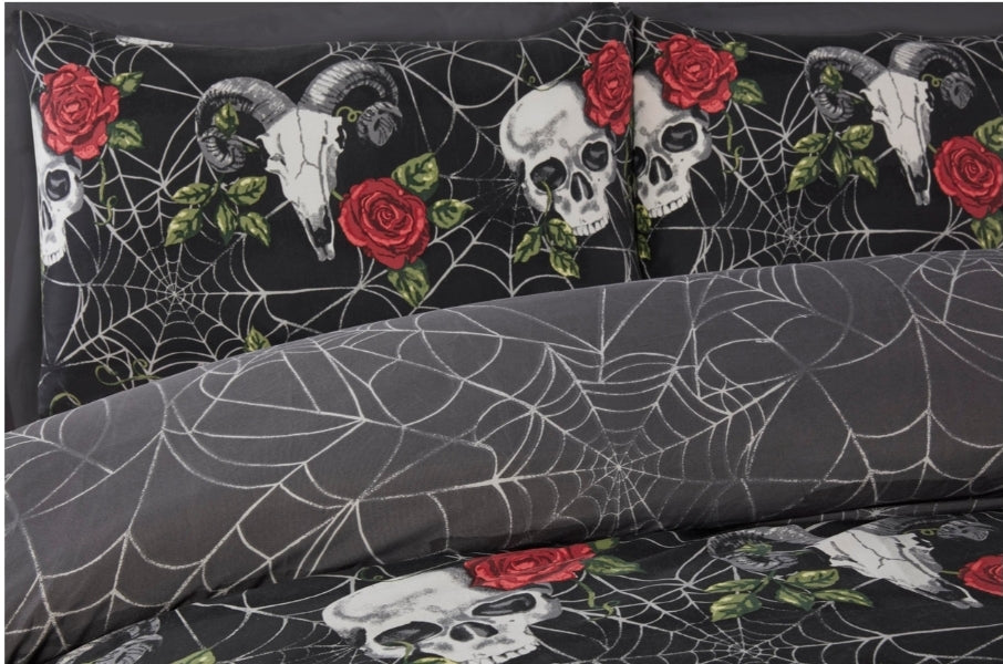 So Soft
Skulls & Roses Duvet Set